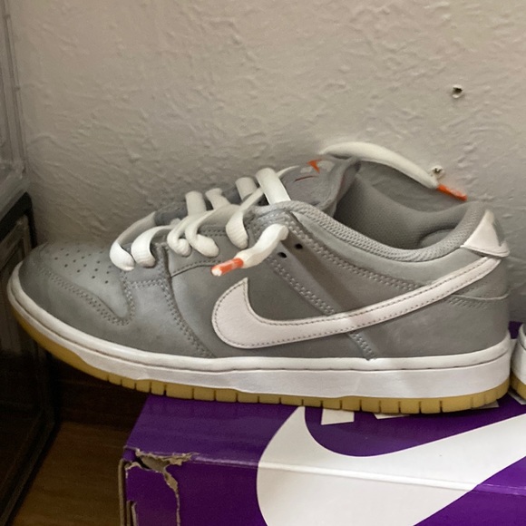 Sb dunk low grey wolf gum 7 in men's 8.5 womens with box used - Picture 8 of 9